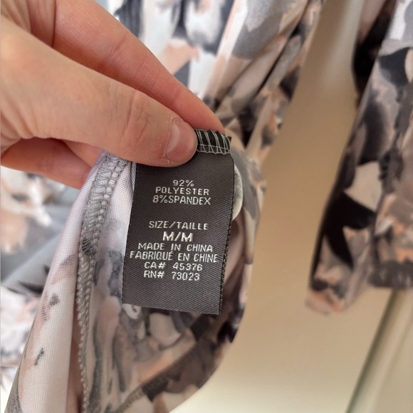 🎉4/30$🎉 Suzy Shier Floral Mirror Blouse – Size Medium - Picture 3 of 4